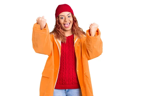 Νεαρή Λατίνα Γυναίκα Που Φοράει Χειμωνιάτικα Καθημερινά Ρούχα Ουρλιάζοντας Περήφανη — Φωτογραφία Αρχείου