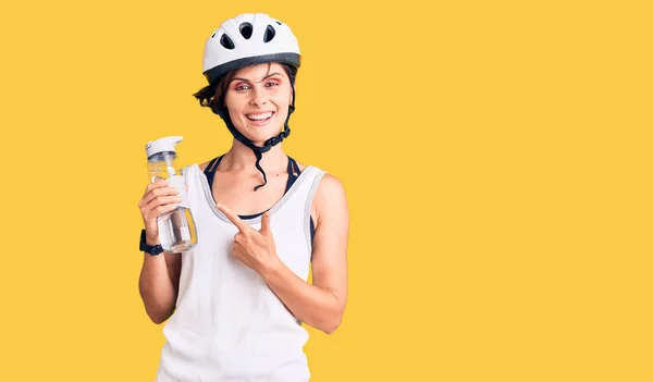 Mooie Jonge Vrouw Met Kort Haar Dragen Fietshelm Houden Waterfles — Stockfoto