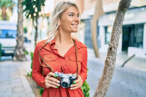 Wanita Pirang Muda Tersenyum Bahagia Menggunakan Kamera Antik Berjalan Kota — Stok Foto