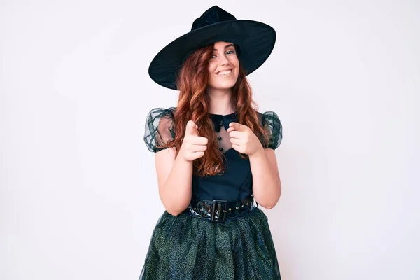 Jovem Mulher Bonita Vestindo Bruxa Halloween Traje Apontando Dedos Para — Fotografia de Stock