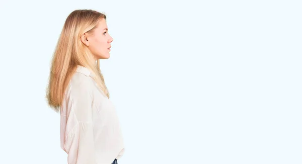 Young Beautiful Blonde Woman Wearing Casual Shirt Looking Side Relax — Stock Photo, Image