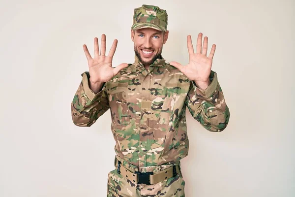 Jeune Homme Caucasien Portant Uniforme Camouflage Armée Montrant Pointant Vers — Photo