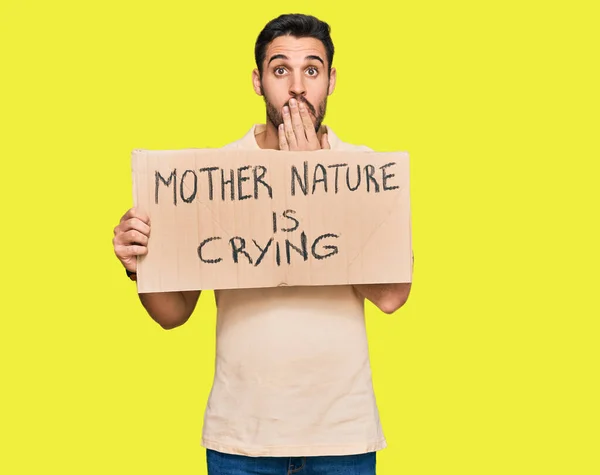 Молодий Іспаномовний Чоловік Тримає Матір Природу Плаче Знак Протесту Картону — стокове фото