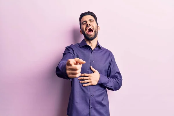 Jonge Knappe Man Met Baard Casual Shirt Die Uitlacht Met — Stockfoto