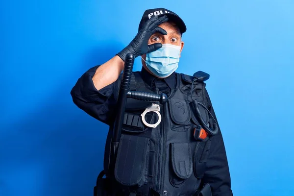 Man Senior Polis Bär Medicinsk Ansiktsmask — Stockfoto