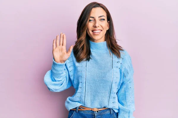 Jovem Morena Usando Camisola Inverno Casual Sobre Fundo Rosa Mostrando — Fotografia de Stock