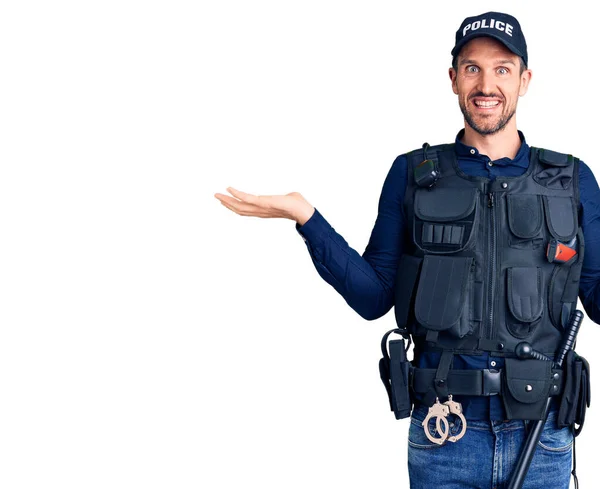 Polis Üniforması Giyen Genç Yakışıklı Adam Gülümsüyor Elini Açık Tutuyor — Stok fotoğraf