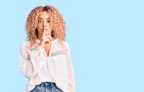 Mulher Loira Jovem Com Cabelo Encaracolado Vestindo Camisa Verão Elegante — Fotografia de Stock