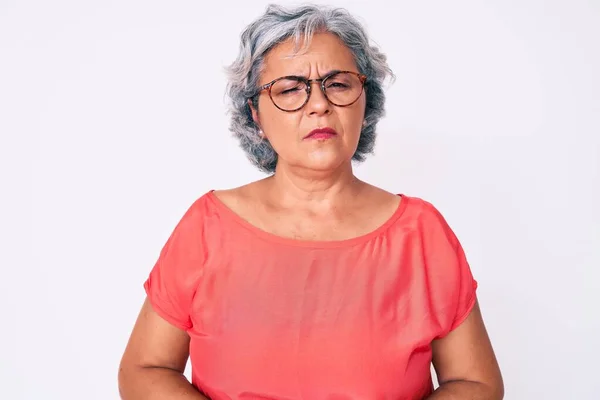 消化不良 痛みを伴う病気が体調不良のため シニアヒスパニック系の白髪の女性が胃の上に手でカジュアルな服や眼鏡を着用 キャッシュ コンセプト — ストック写真