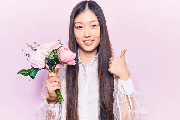 Mladá Krásná Čínská Žena Drží Růžovou Kytici Květin Úsměvem Šťastný — Stock fotografie