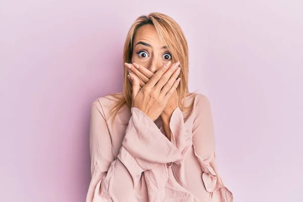 Bella Donna Bionda Che Indossa Maglione Invernale Casual Scioccato Copertura — Foto Stock