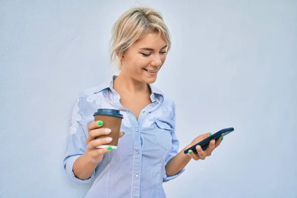 Молодая Блондинка Улыбается Счастливой Используя Смартфон Выпивая Забирает Кофе Город — стоковое фото