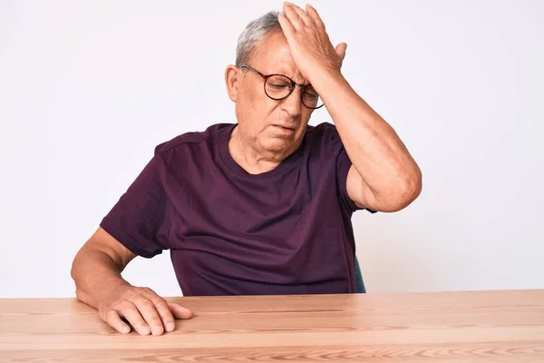 Hombre Guapo Mayor Con Pelo Gris Que Usa Ropa Casual — Foto de Stock