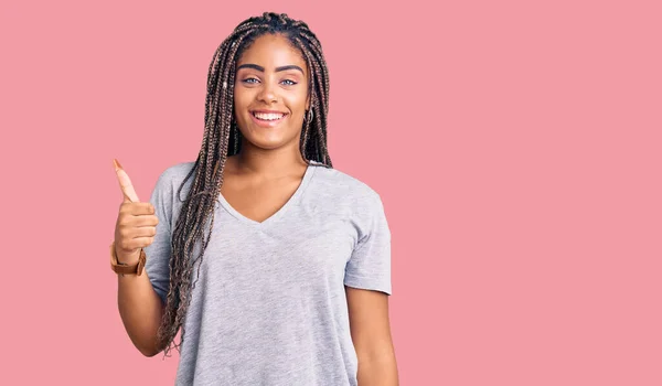 Молодая Африканская Американка Косичками Повседневной Одежде Улыбается Счастливой Позитивной Большой — стоковое фото