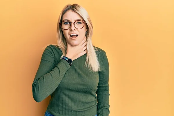 Junge Kaukasierin Lässiger Kleidung Und Brille Schreit Und Erstickt Weil — Stockfoto