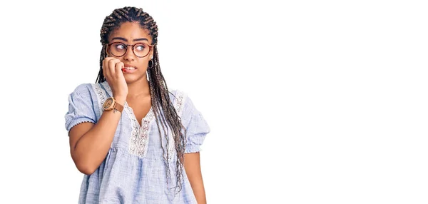 Jovem Afro Americana Com Tranças Vestindo Roupas Verão Casuais Óculos — Fotografia de Stock