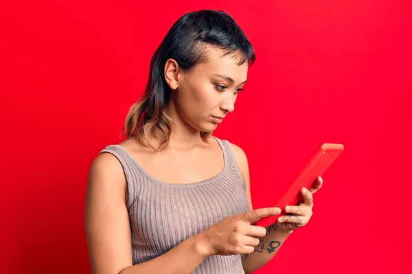 Jovem Mulher Segurando Touchpad Tablet Pensando Atitude Expressão Sóbria Olhando — Fotografia de Stock