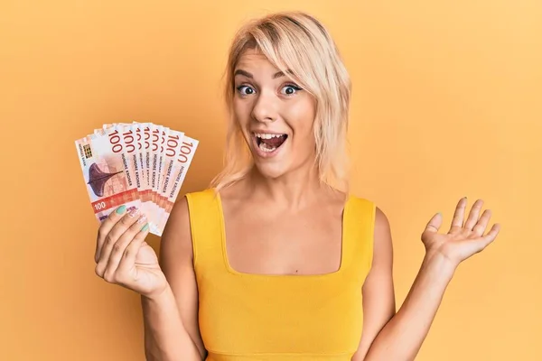 Mladá Blondýnka Drží Norské Koruny Bankovky Slaví Úspěch Šťastným Úsměvem — Stock fotografie