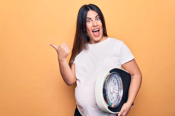 Mladá Krásná Brunetka Těhotná Žena Drží Kontrolní Váhu Pomocí Váhy — Stock fotografie