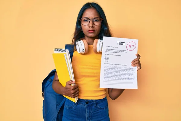 Ung Indian Flicka Bär Ryggsäck Visar Godkänd Examen Avslappnad Med — Stockfoto