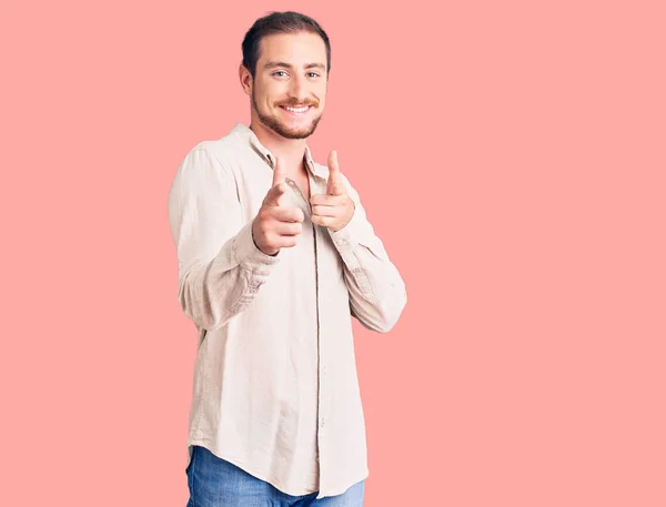 Ung Stilig Kaukasier Man Bär Casual Kläder Pekar Finger Till — Stockfoto