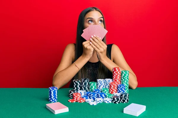 Νεαρή Ισπανίδα Που Παίζει Πόκερ Παίζοντας Πόκερ Καλύπτοντας Πρόσωπο Χαρτιά — Φωτογραφία Αρχείου