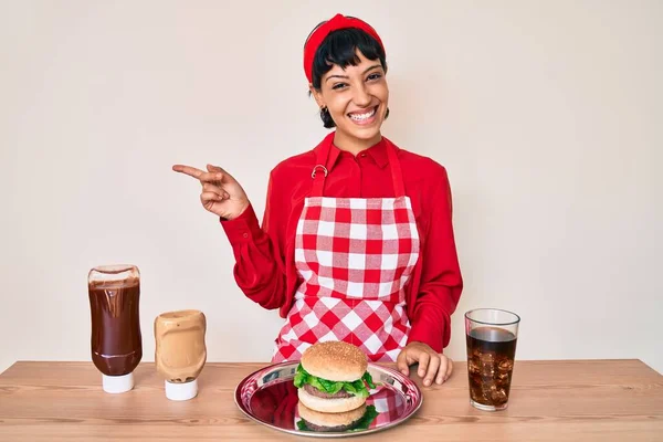 Beautiful Brunettte Woman Cooking Tasty Hamburguer Smiling Happy Pointing Hand — Stock Photo, Image