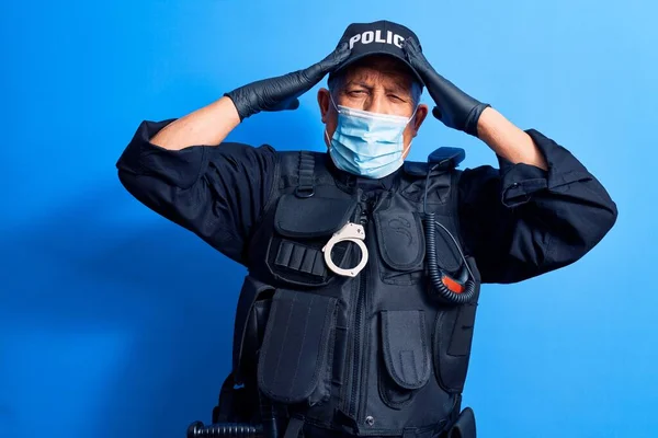 Polisi Senior Pria Mengenakan Masker Wajah Medis — Stok Foto