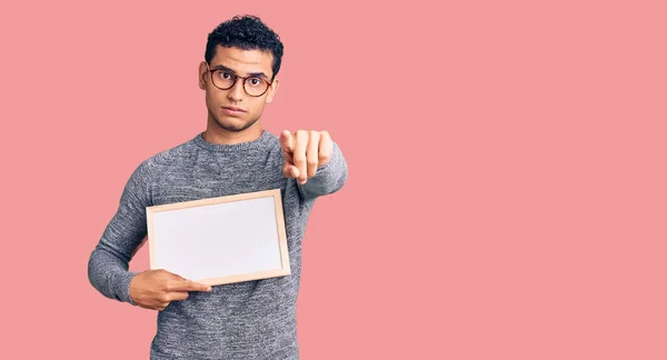 Jovem Hispânico Bonito Segurando Banner Vazio Apontando Com Dedo Para — Fotografia de Stock