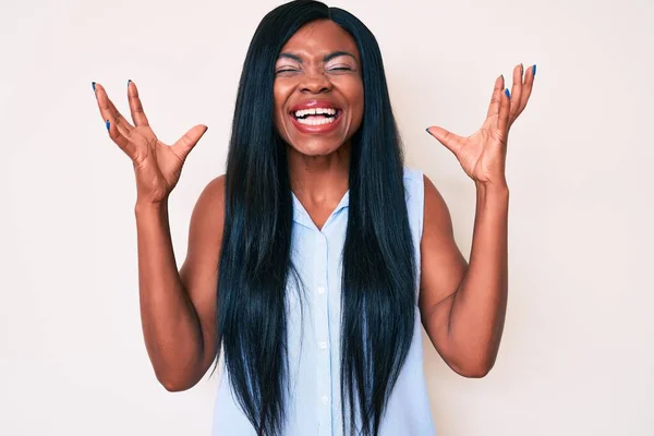 Jonge Afro Amerikaanse Vrouw Draagt Casual Kleding Die Gek Gek — Stockfoto