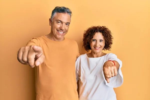 Belo Casal Meia Idade Juntos Vestindo Roupas Casuais Apontando Para — Fotografia de Stock