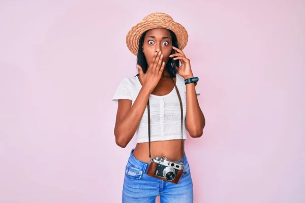 Mujer Afroamericana Joven Sosteniendo Cámara Vintage Hablando Teléfono Inteligente Que —  Fotos de Stock