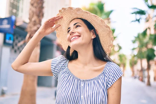 Jovem Menina Turística Latina Férias Sorrindo Feliz Cidade — Fotografia de Stock