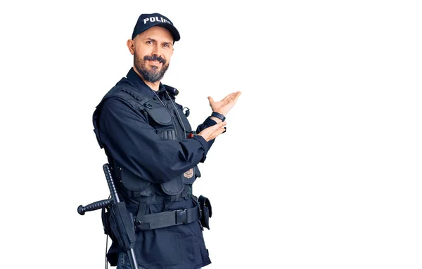 Joven Hombre Guapo Con Uniforme Policía Invitando Entrar Sonriendo Natural —  Fotos de Stock