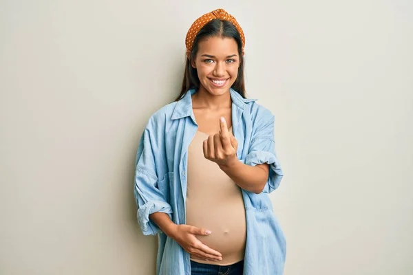 Mooie Latijns Amerikaanse Vrouw Verwacht Een Baby Aanraken Zwangere Buik — Stockfoto