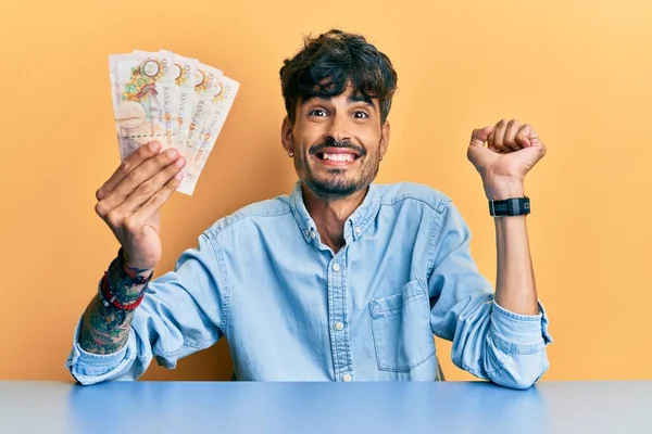 Junger Hispanischer Mann Mit Pfund Banknoten Der Hand Auf Dem — Stockfoto