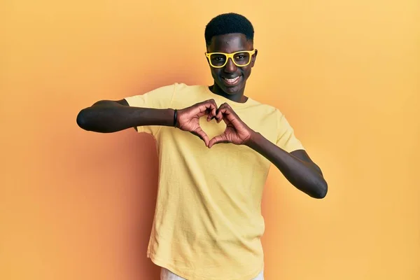Jovem Afro Americano Vestindo Roupas Casuais Óculos Sorrindo Amor Fazendo — Fotografia de Stock