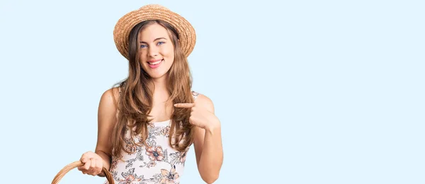 Beautiful Caucasian Young Woman Wearing Summer Hat Holding Picnic Wicker — Stock Photo, Image