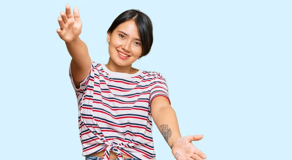 Schöne Junge Frau Mit Kurzen Haaren Die Lässig Gekleidet Die — Stockfoto