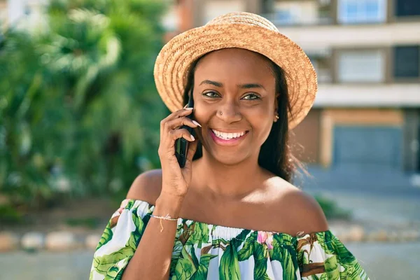 Young African American Tourist Woman Vacation Smiling Happy Talking Smartphone — Stock Photo, Image