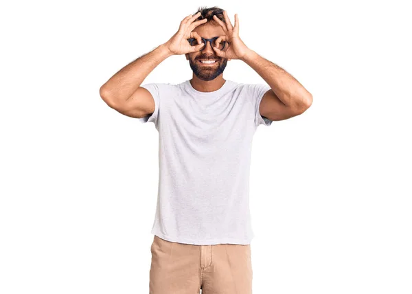 Junger Hispanischer Mann Lässiger Kleidung Und Brille Der Eine Gute — Stockfoto