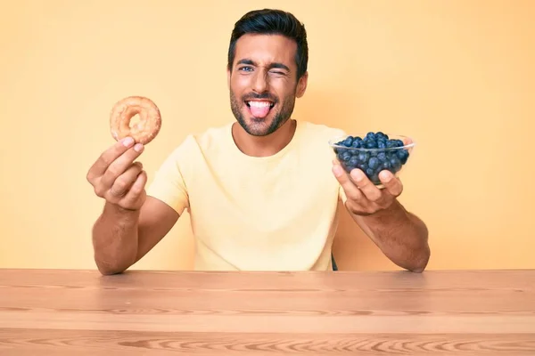 Νεαρός Ισπανός Τρώει Πρωινό Κρατώντας Ντόνατ Και Βατόμουρα Βγάζοντας Γλώσσα — Φωτογραφία Αρχείου