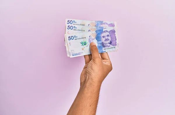 Mano Hispana Sosteniendo Billetes Pesos Colombianos Sobre Fondo Rosa Aislado —  Fotos de Stock