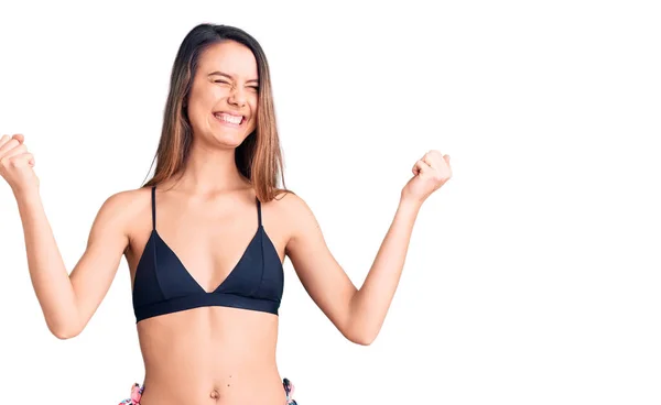 Fiatal Gyönyörű Lány Visel Bikini Nagyon Boldog Izgatott Csinál Győztes — Stock Fotó