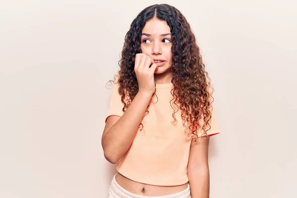 Menina Bonita Com Cabelo Encaracolado Vestindo Roupas Casuais Olhando Estressado — Fotografia de Stock