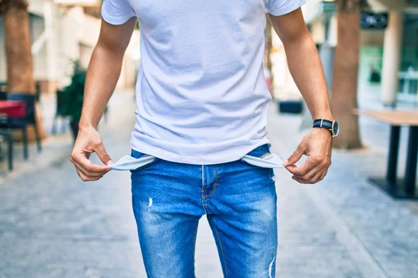 Joven Latino Mostrando Bolsillos Vacíos Caminando Por Ciudad — Foto de Stock