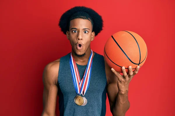 Hombre Afroamericano Con Pelo Afro Llevando Medallas Ganadoras Jugador Baloncesto — Foto de Stock
