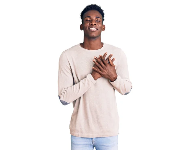 Jeune Homme Afro Américain Portant Des Vêtements Décontractés Souriant Avec — Photo