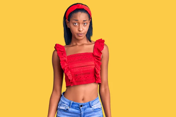 Jonge Afro Amerikaanse Vrouw Die Casual Zomerkleren Draagt Met Een — Stockfoto