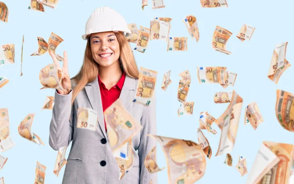 Mooie Jonge Vrouw Dragen Architect Hardhat Tonen Wijzen Met Vingers — Stockfoto